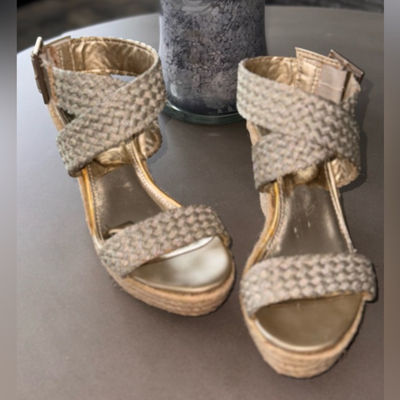 Mossimo Metallic Gold criss cross platform wedge sandal. Size 5.5 - Picture 8 of 8